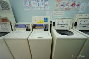 コインランドリーさちの店内の壁際には洗濯機が並びます