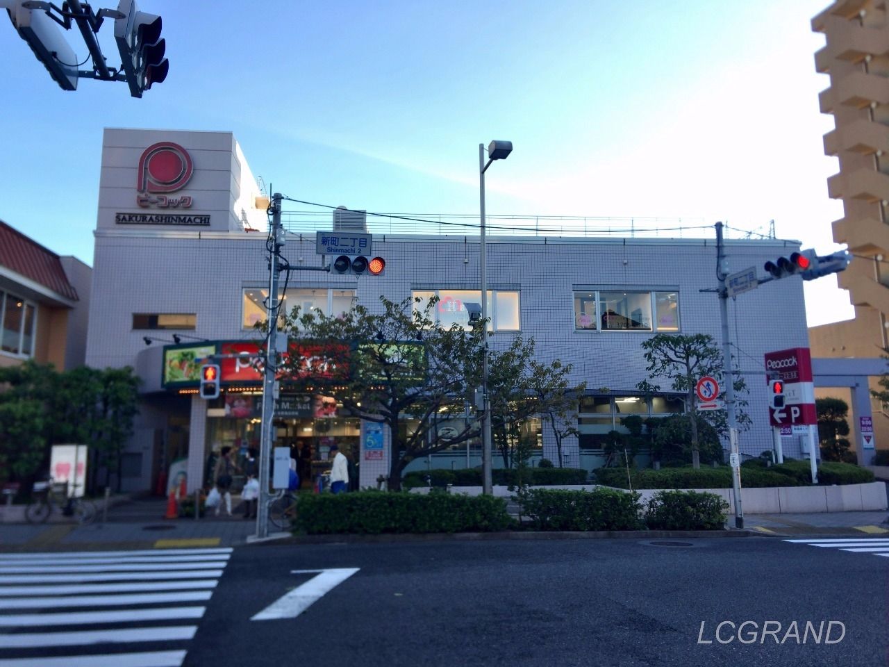 駅から1分ほどの距離にある使いやすいスーパー、ピーコック桜新町店の外観