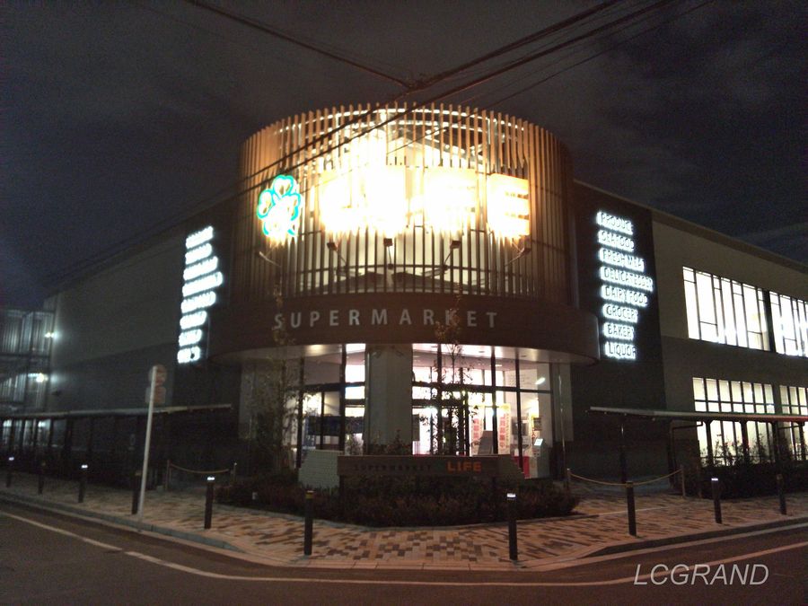 出入り口前で撮影した夜のライフ桜新町店の様子
