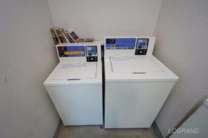 横並びに洗濯機があり、左に4.5キロの洗濯機があり、右に7キロの洗濯機があります。