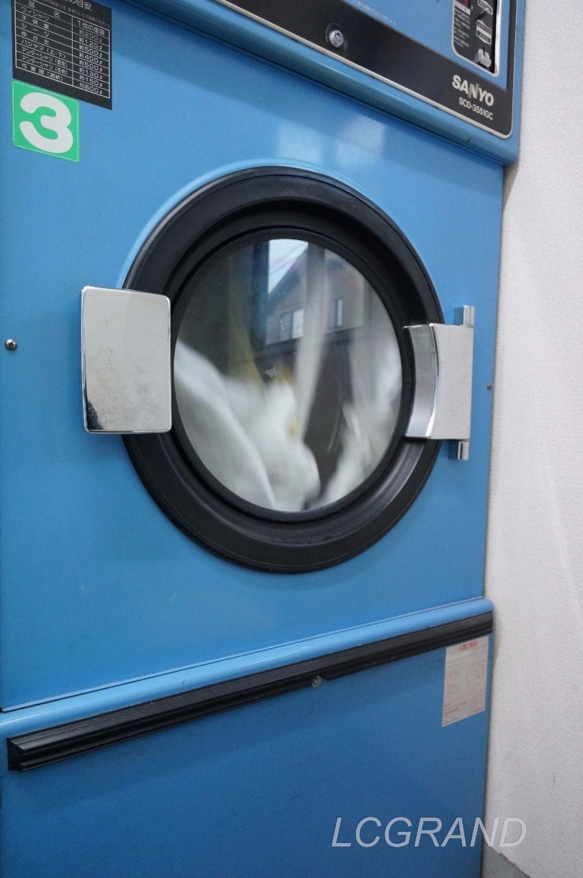 タオルを乾燥している乾燥機　乾燥機の窓はグルグルとタオルが回っています。