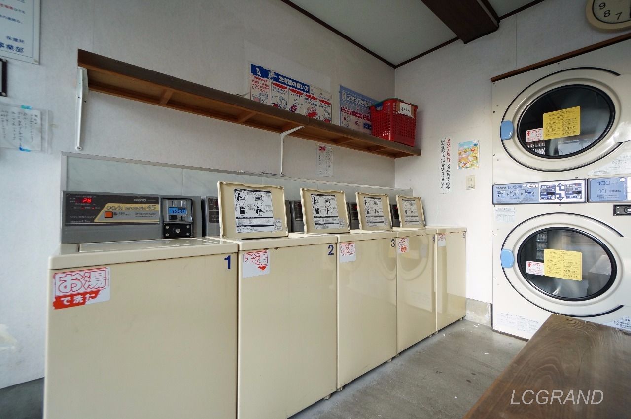 4.5キロの洗濯機が5台並びすべての洗濯機がお湯で洗濯します。