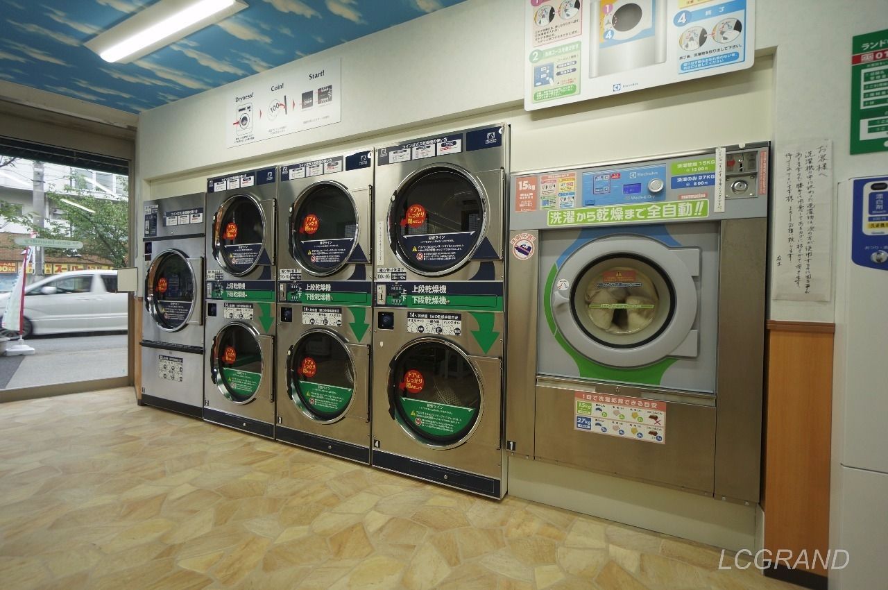 コインランドリーにある乾燥機と洗濯と乾燥までできる洗濯機（右の一台のみ）
