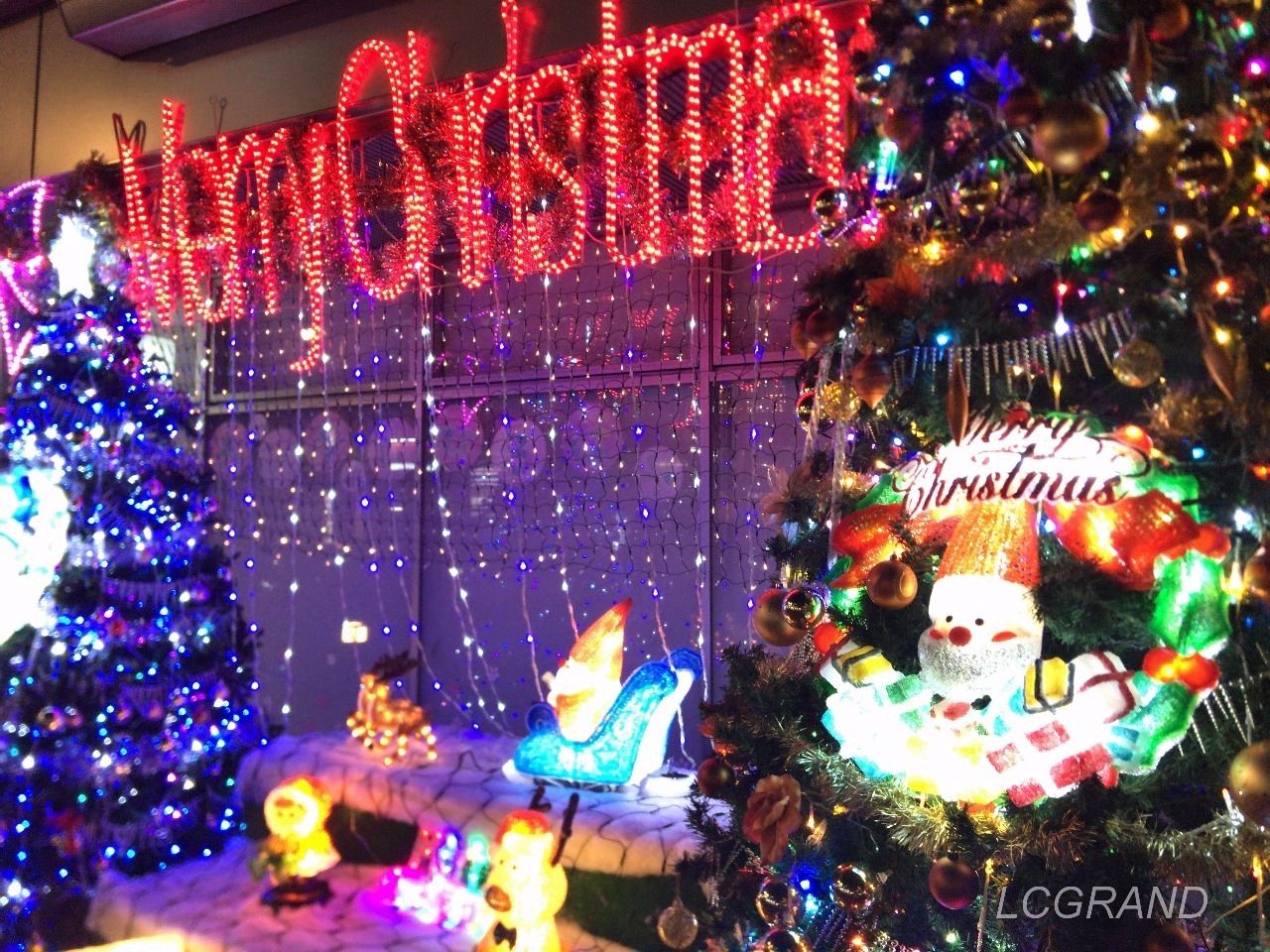 桜新町駅前のＪＡ世田谷目黒さん前にあるクリスマスイルミネーションは、色鮮やかなネオンがたくさん飾られ、クリスマスを幻想的にしています。