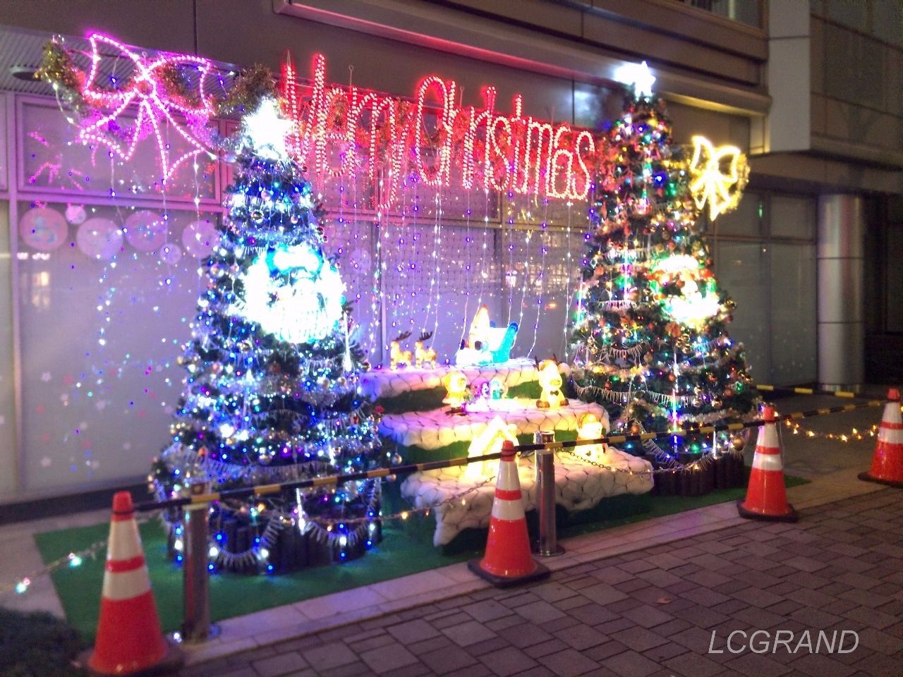 左右に一本づつ趣の違うツリーが飾られ、中央には雪だるまやトナカイの人形がネオンと共に光り輝いています。