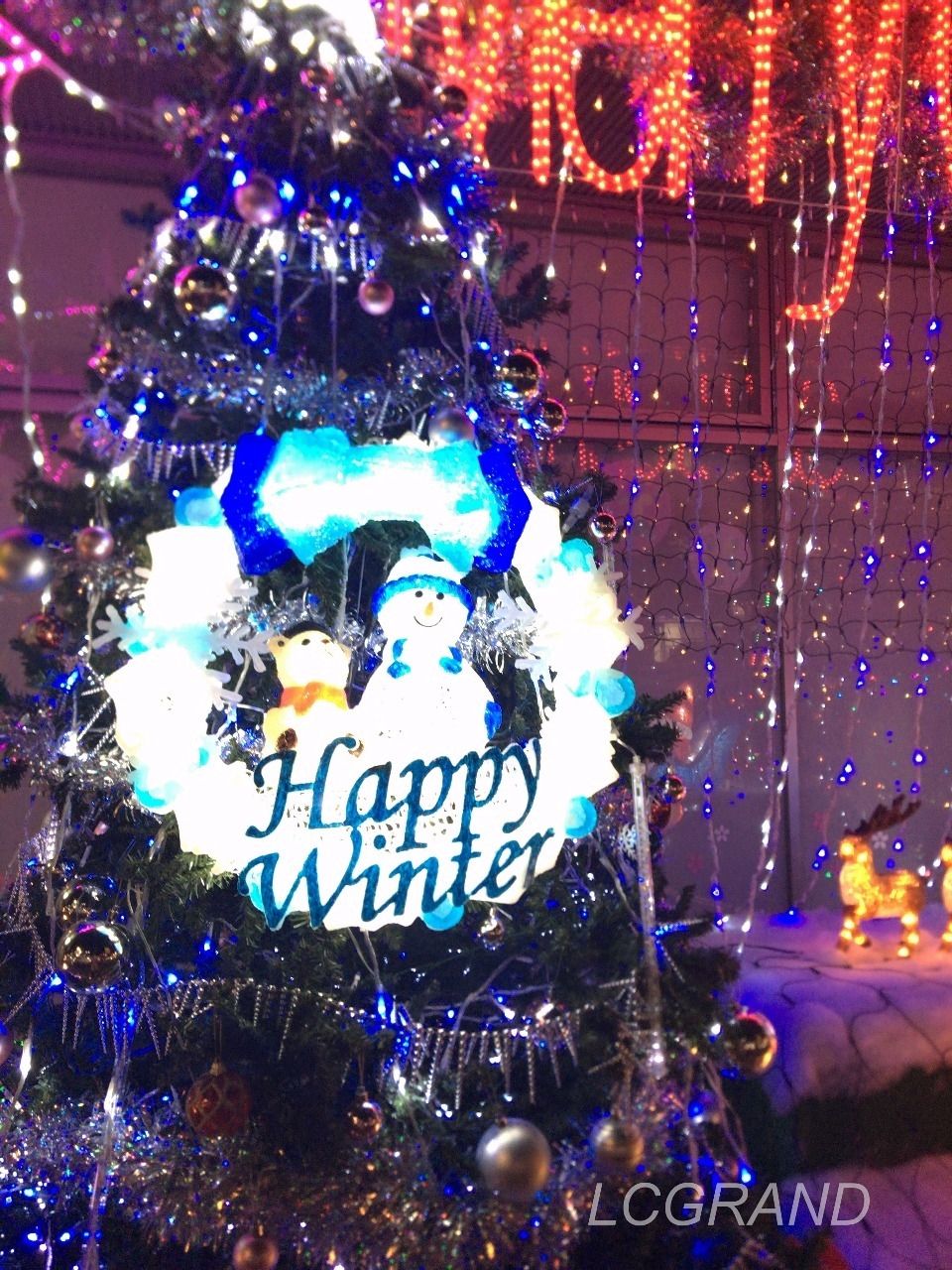 青白く輝く左のツリーに飾られたハッピーウィンターの文字と飾りたち