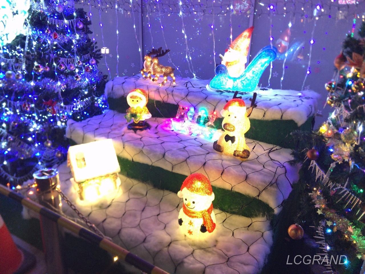 中央に飾れたトナカイや雪だるまとその他の飾りたち　自ら光るようにネオンに灯されています。