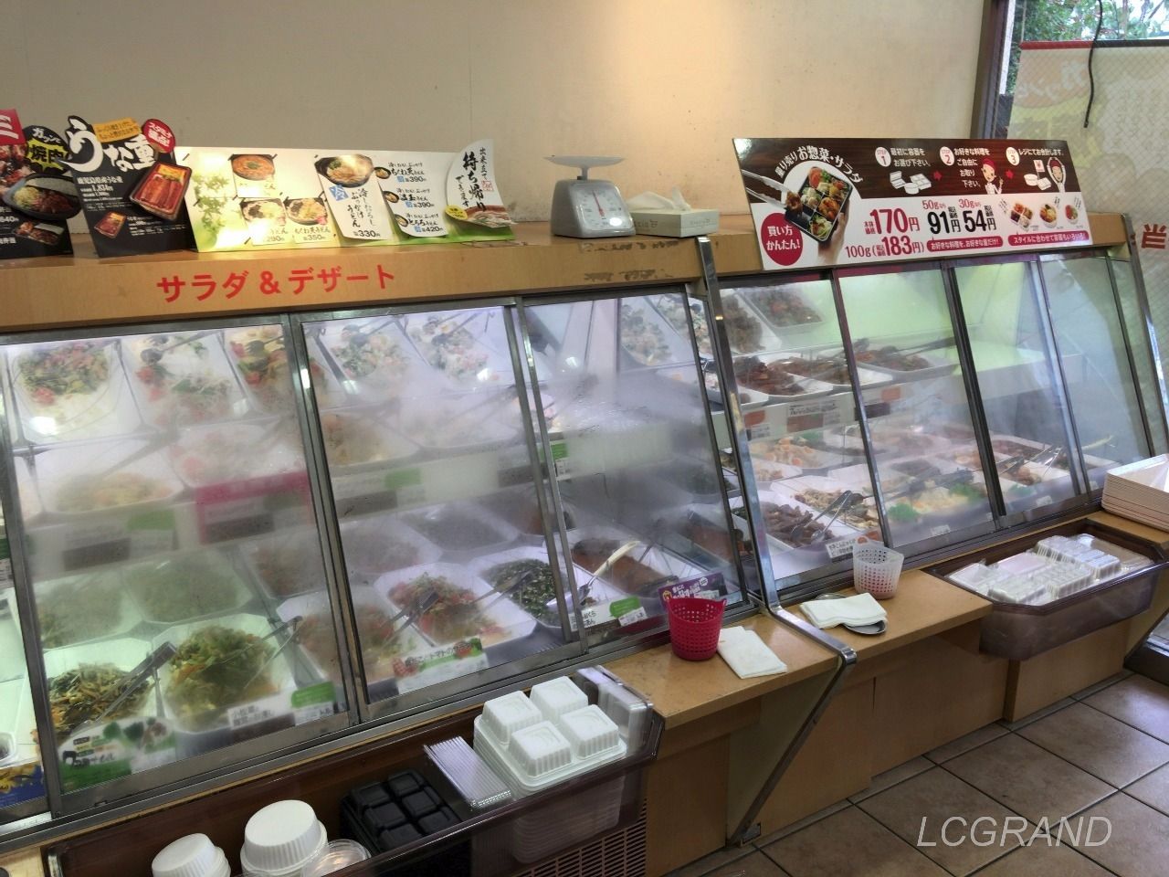 オリジン弁当桜新町店の店内にあるお惣菜コーナー