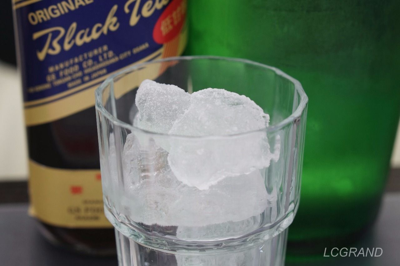 ブラックティーを美味しく飲むためのグラスに入った氷