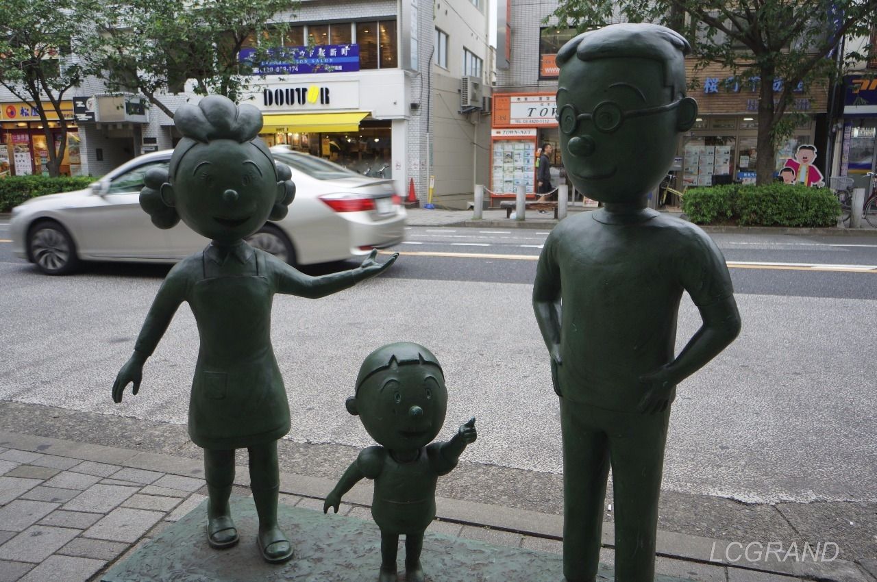 桜新町駅西口出口にあるサザエさん、タラちゃん、マスオさんのサザエさん一家の銅像