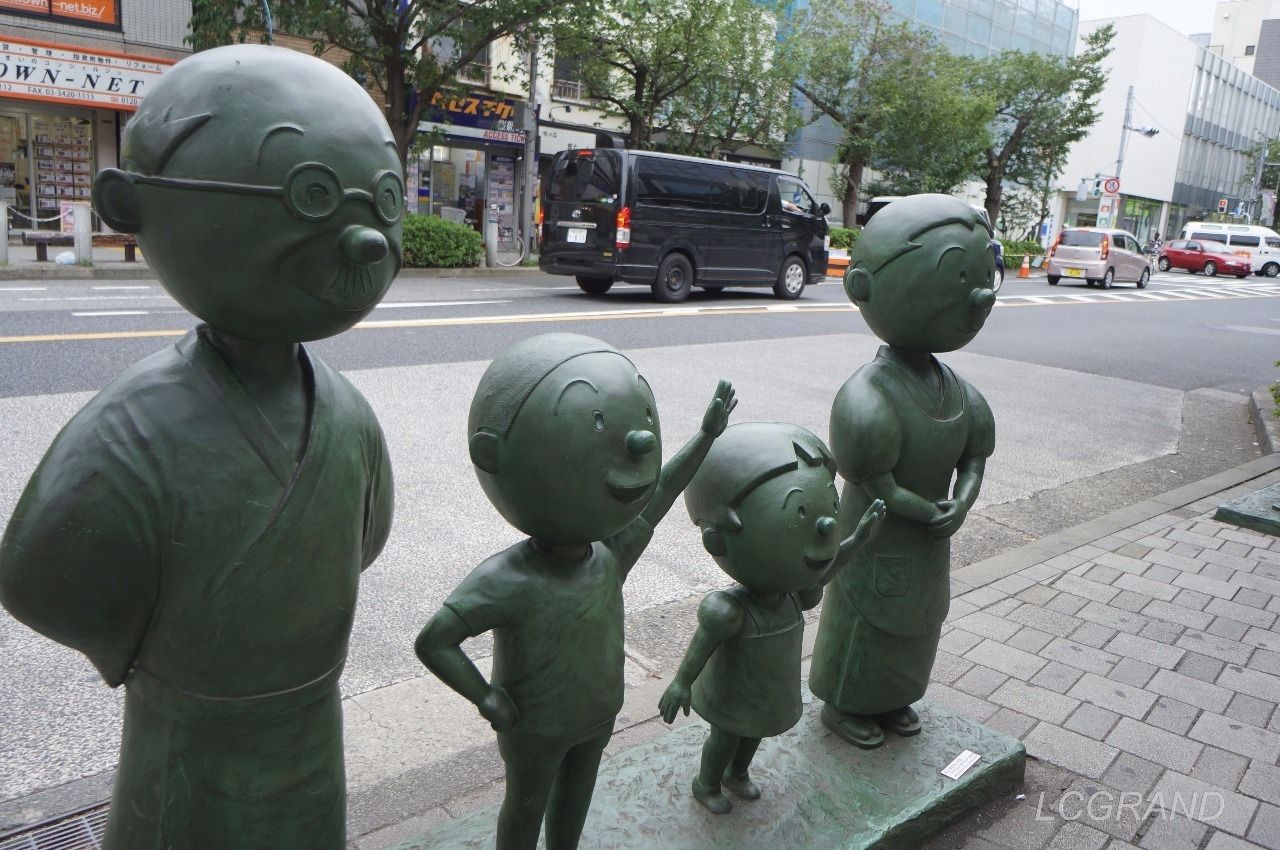 桜新町駅西口出口にある波平さん、カツオ君、ワカメちゃん、フネさんのサザエさん一家の銅像