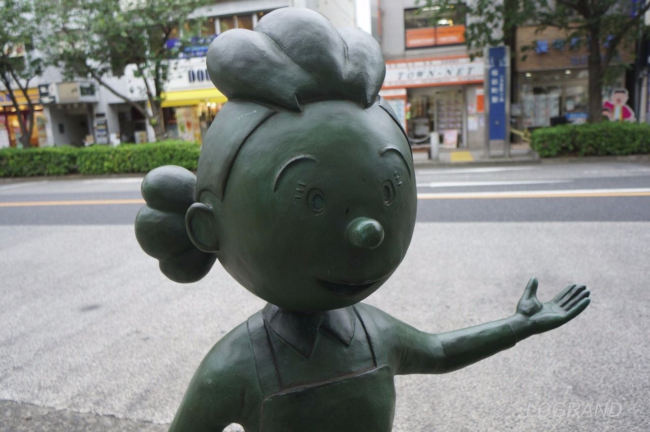 桜新町駅西口出口にある笑顔で迎えてくれるサザエさんの銅像