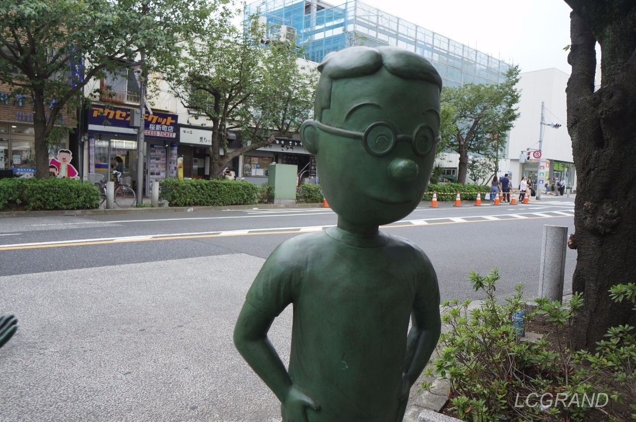 桜新町駅西口出口にある笑顔で迎えてくれるマスオさんの銅像