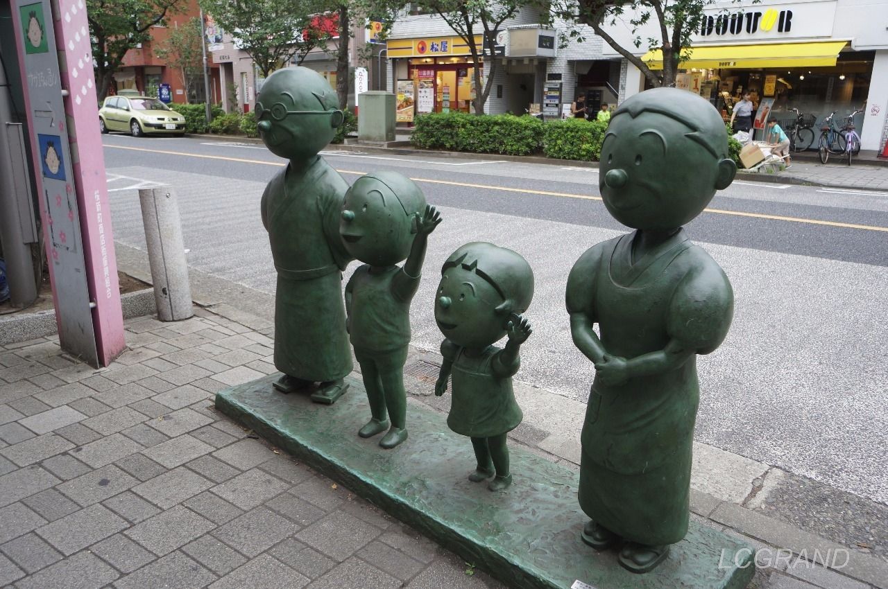 桜新町駅西口出口にある別角度からの波平さん、カツオ君、ワカメちゃん、フネさんの銅像