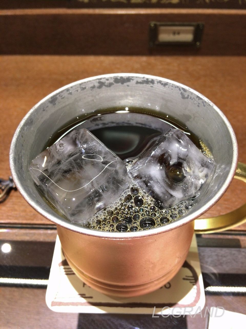 サイフォンで抽出された梟書茶房のアイスコーヒー