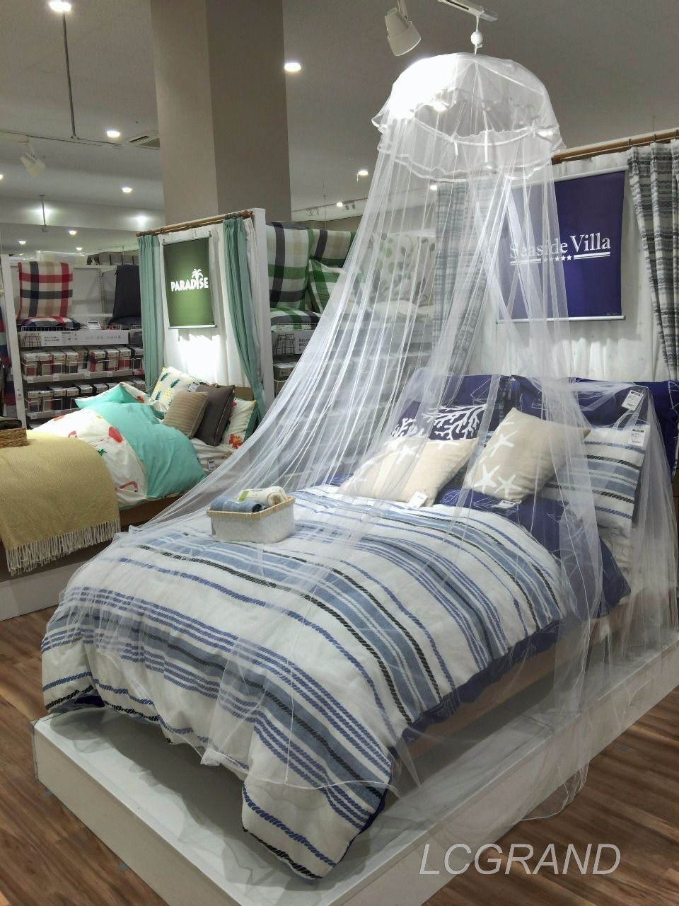 うすいシーツの蚊帳がベットの上部をフワリと覆った気持ちの良さそうなベッド