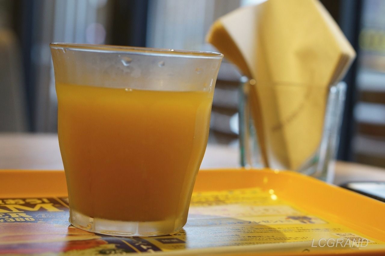 フレッシュネスバーガー用賀店の100％オレンジジュース