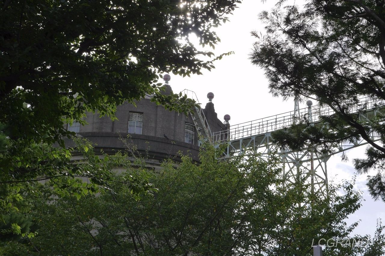 別の角度から撮った駒沢給水塔